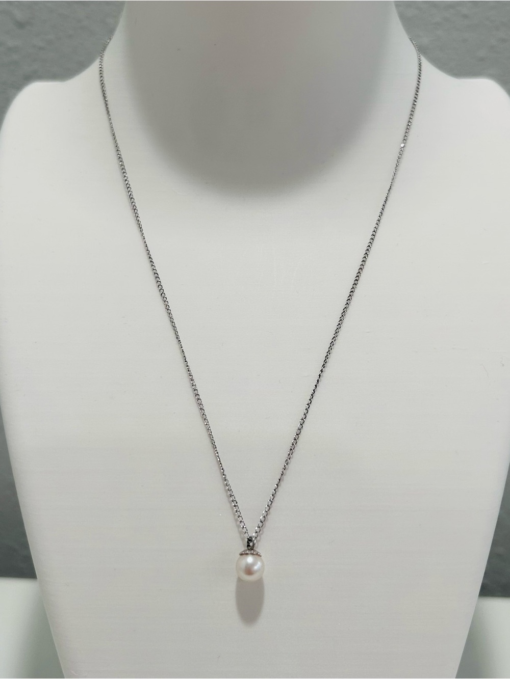 Vintage Faux Pearl Necklace Silvertone Minimalist Design Simple Elegance